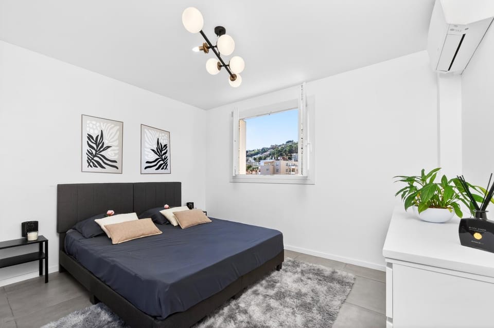 Bed, heating, towels, air conditioner