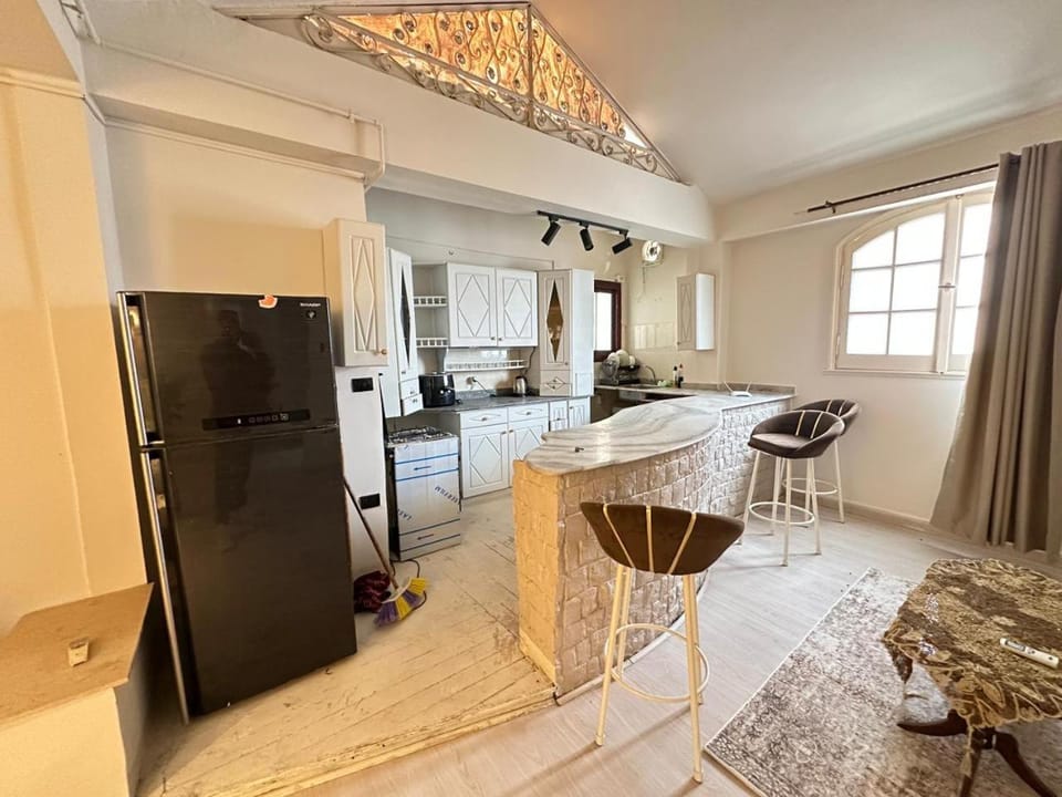 Kitchen or kitchenette, Dining area, minibar, oven
