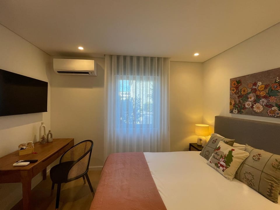 Bed, TV and multimedia, Photo of the whole room, Seating area, Bedroom, air conditioner