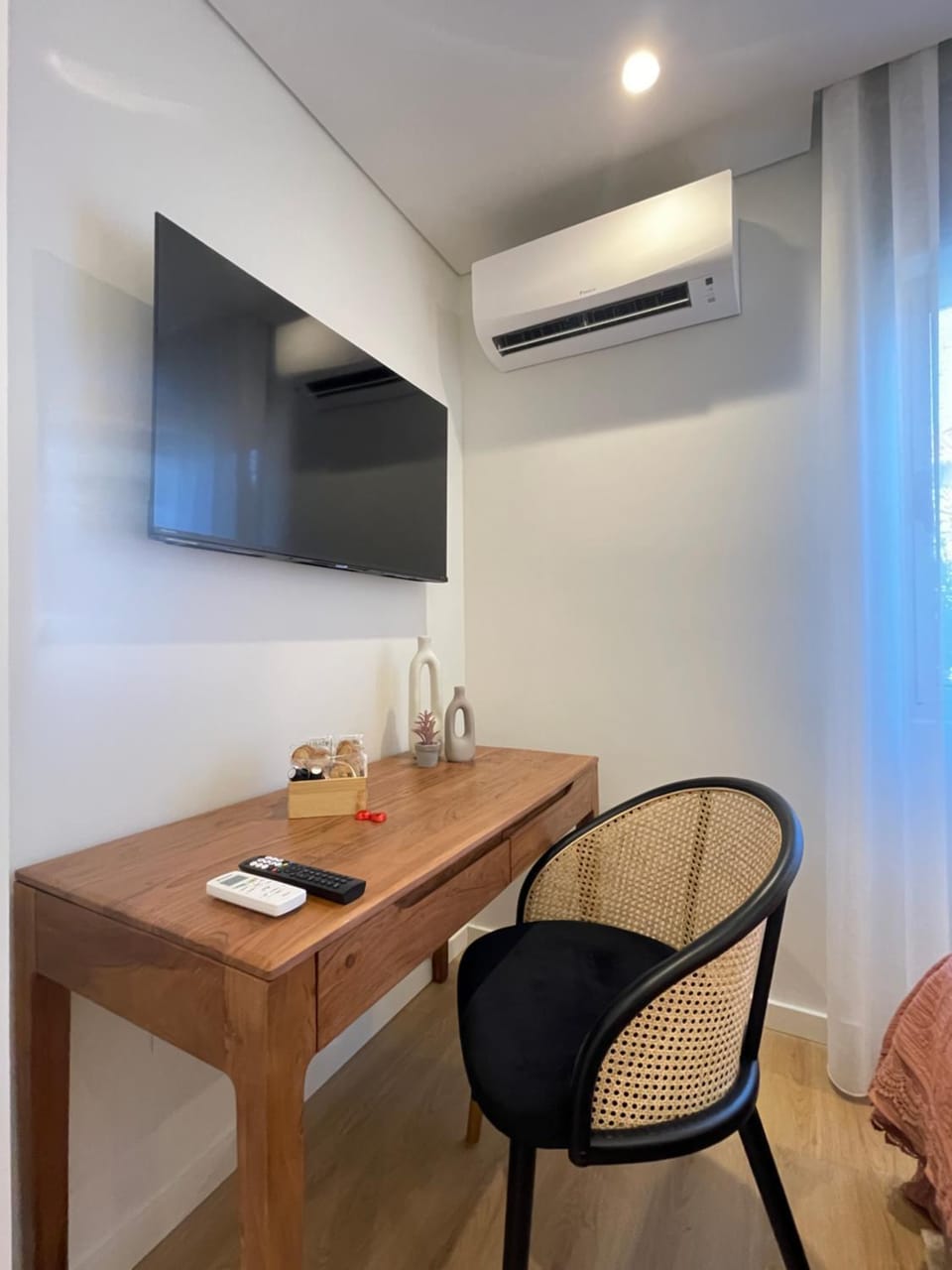 TV and multimedia, Seating area, air conditioner