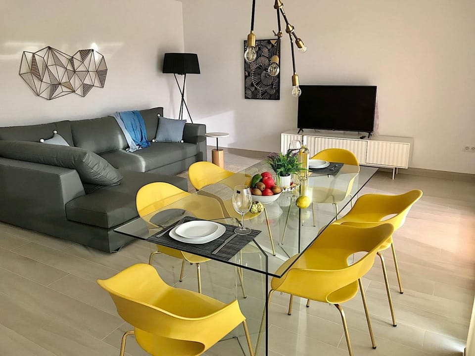 TV and multimedia, Living room, Seating area, Dining area