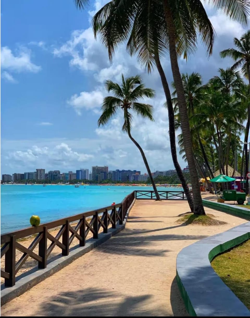 Quarto e sala, vista mar, 50m da praia de Ponta Verde Apartment in Maceió