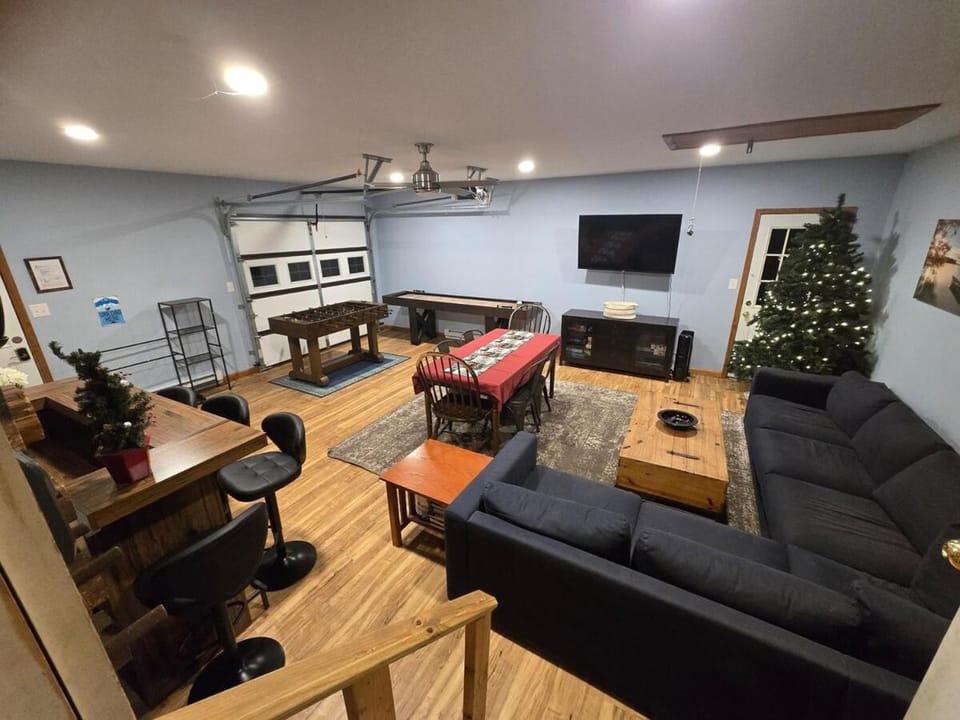 4BR Cabin by the Lake with Hot Tub, Game Room, Fire Pit Cabin in Hickory Run State Park