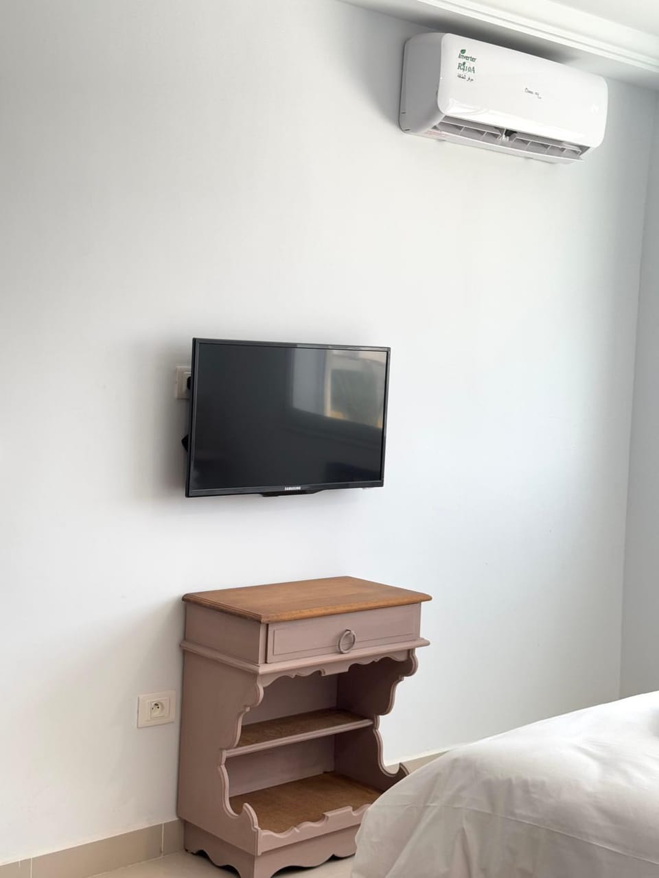 Bed, TV and multimedia, air conditioner