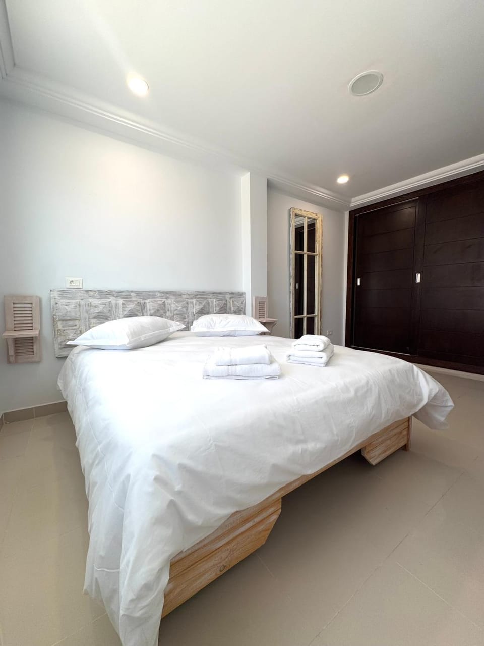Bed, Bedroom, towels