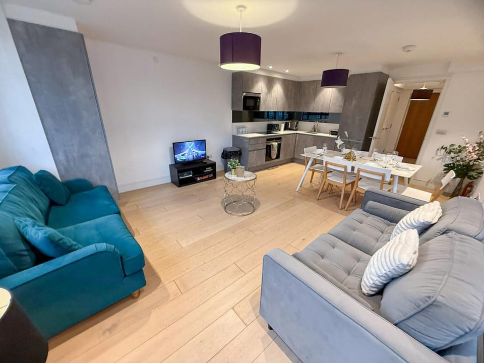 TV and multimedia, Kitchen or kitchenette, Living room, Seating area, Dining area