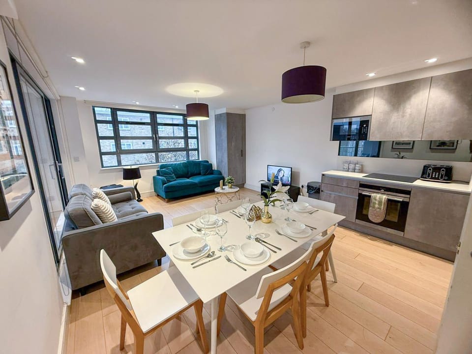 Property building, TV and multimedia, View (from property/room), Kitchen or kitchenette, Living room, Decorative detail, Seating area, Dining area, flat iron, microwave, oven, storage, stove, toaster