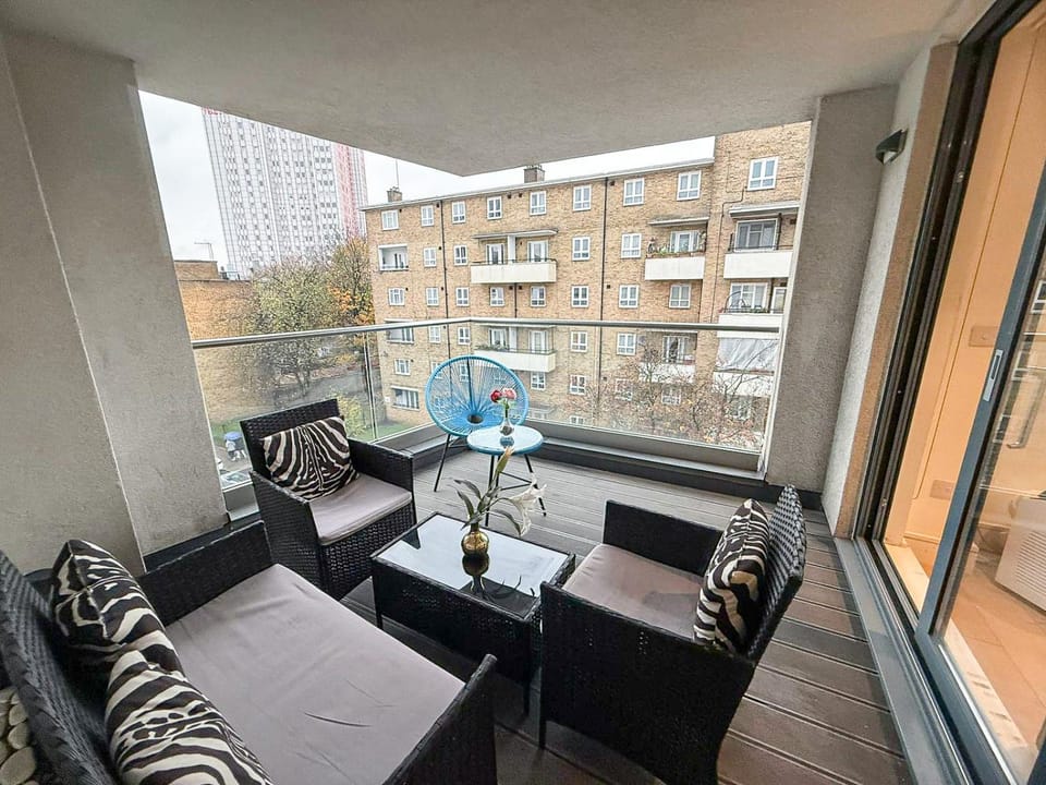 Day, View (from property/room), Balcony/Terrace, Living room, Seating area, Dining area