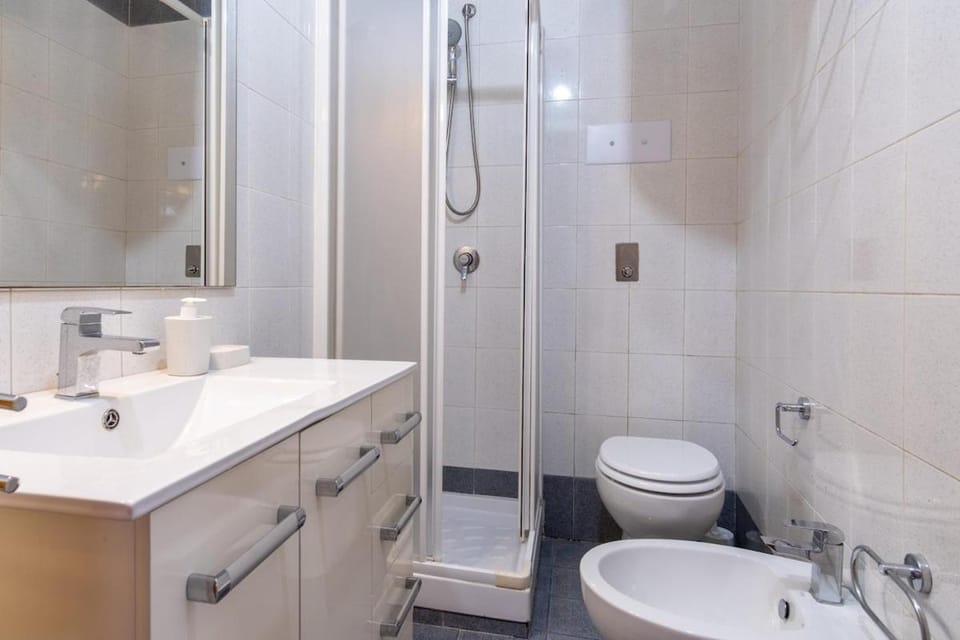 15 min to Historic Center, 5 min to Bus, Balcony Apartment in Palermo