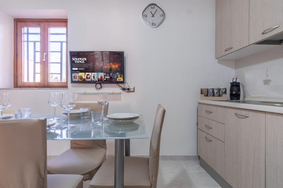 15 min to Historic Center, 5 min to Bus, Balcony Apartment in Palermo