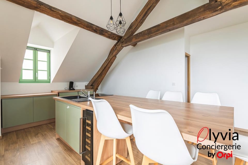 Kitchen or kitchenette, Dining area