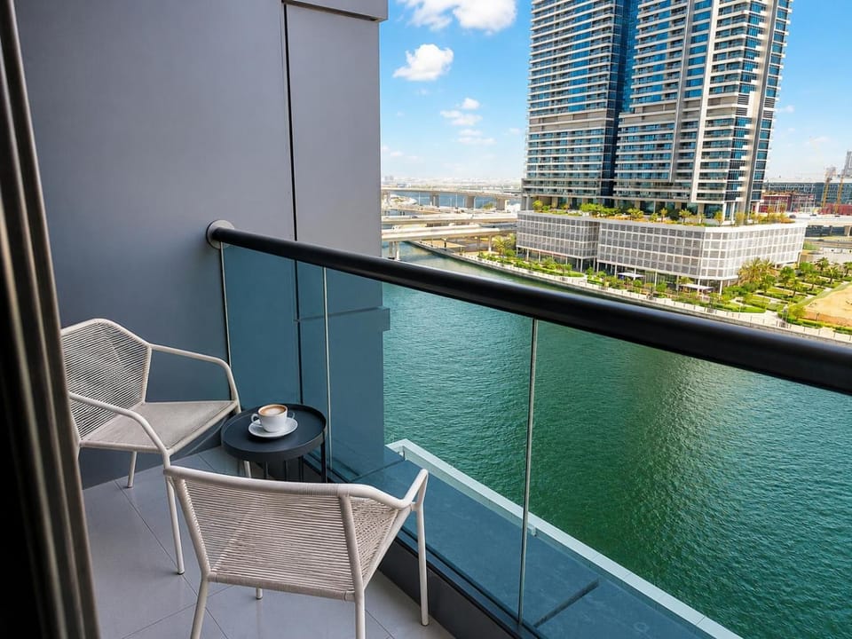 Day, View (from property/room), Balcony/Terrace, Living room, City view, Lake view, River view
