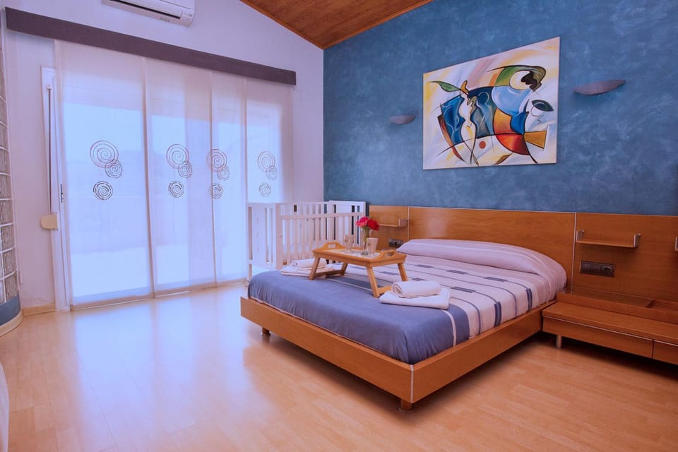 Shower, Bed, Day, Bathroom, Balcony/Terrace, Decorative detail, Bedroom, On site, Garden view, Bath