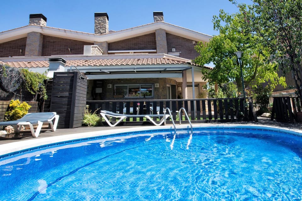 Patio, Day, Summer, BBQ facilities, Area and facilities, Swimming pool, Swimming pool, Entertainment