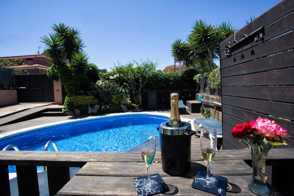 Shower, Patio, BBQ facilities, Garden, Swimming pool, Swimming pool, Drinks
