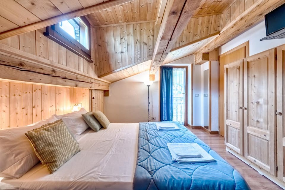 Bed, TV and multimedia, Photo of the whole room, Bedroom, wardrobe