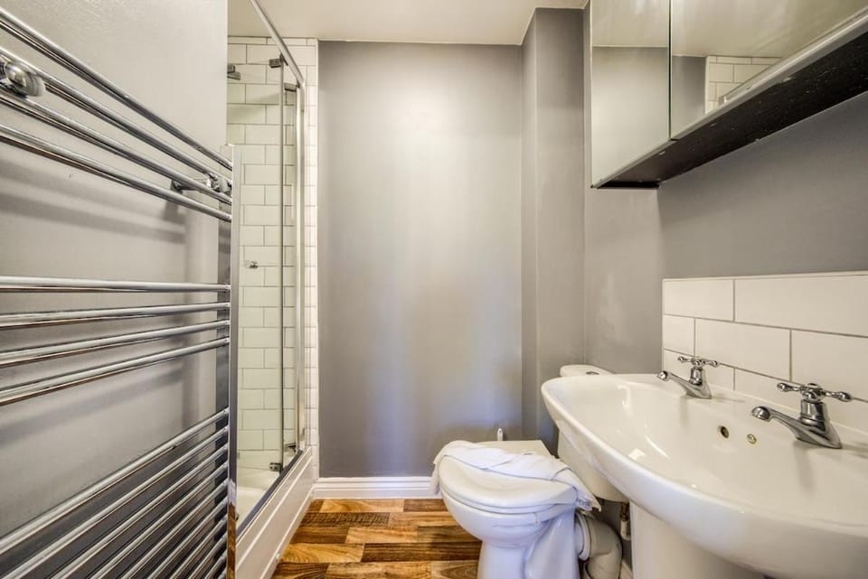 NEW! Private Driveway, Spacious, 2 Bathroom, Fast WiFi House in Coventry