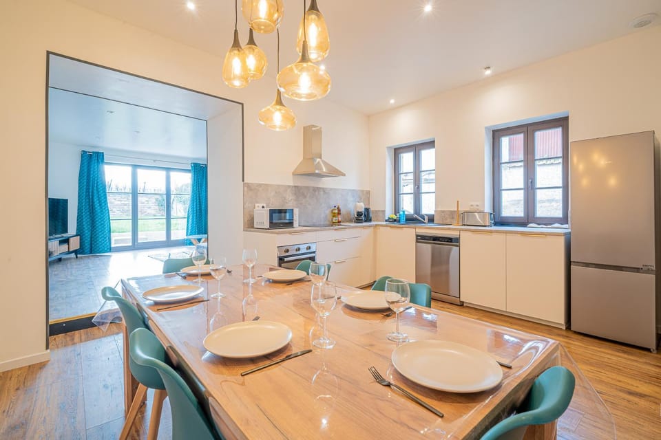 Kitchen or kitchenette, Food and drinks, Dining area, stove
