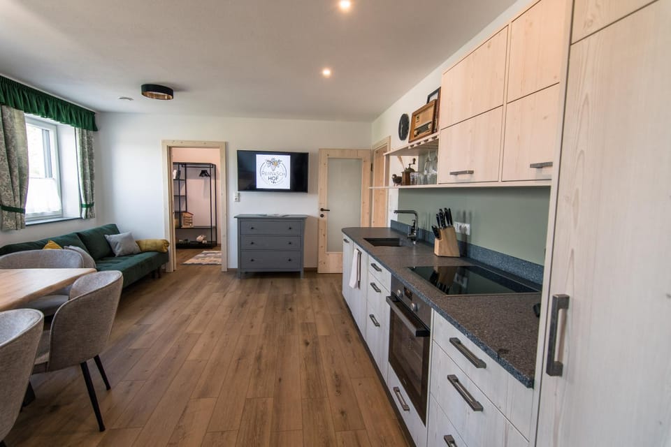 Coffee/tea facilities, Kitchen or kitchenette, dishwasher, stove