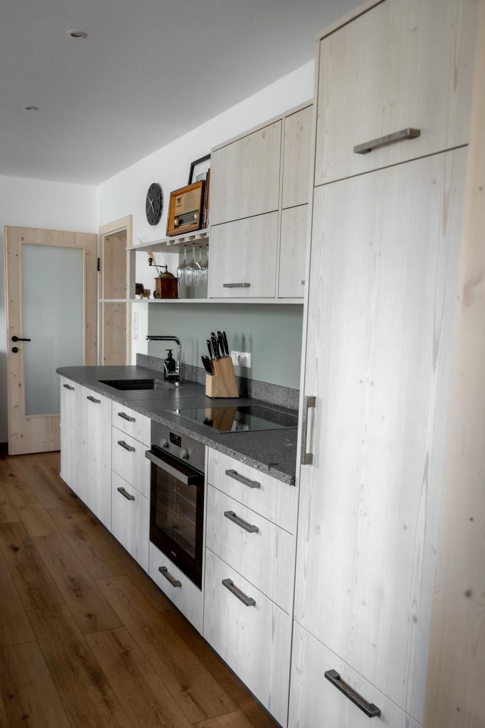 Kitchen or kitchenette, dishwasher, stove