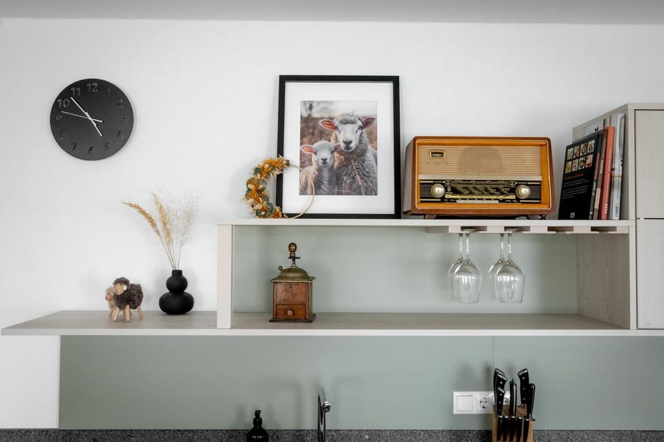 Kitchen or kitchenette, minibar