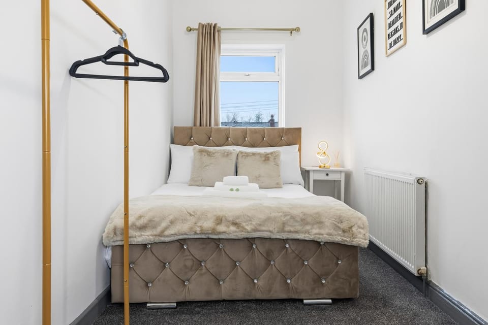 Bed, towels