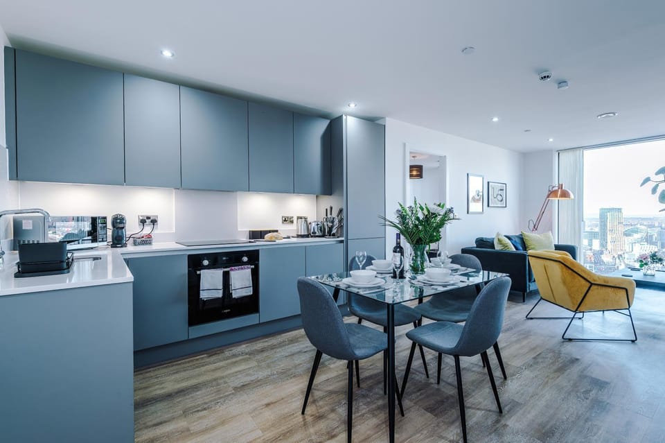 Coffee/tea facilities, Dining area, dishwasher, oven, stove, toaster