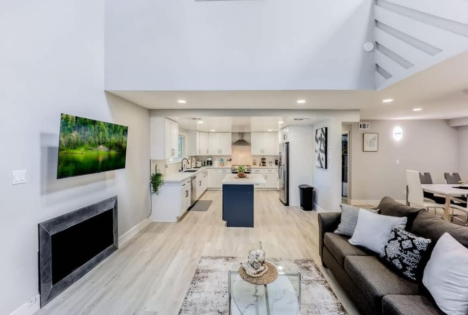 Luxury Family Home w AC and Patio near Meta and Stanford House in Menlo Park