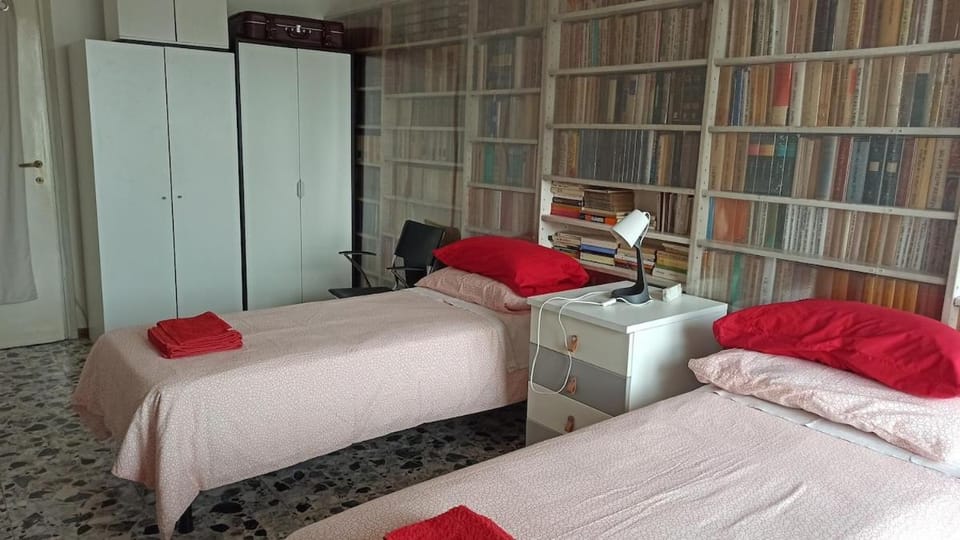 Book's Room Apartment in Milan
