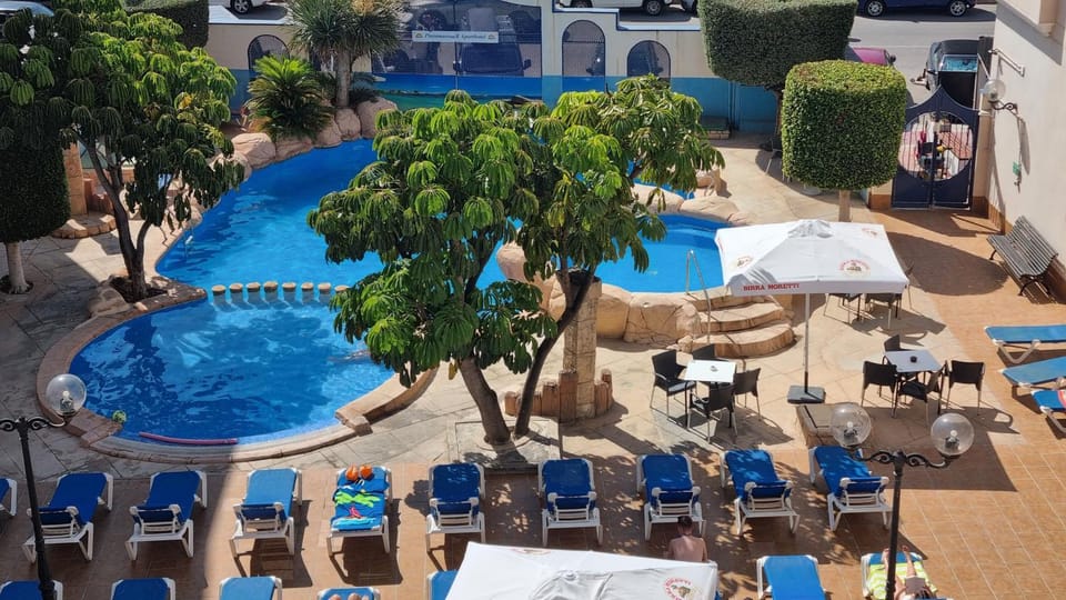 Swimming pool, sunbed