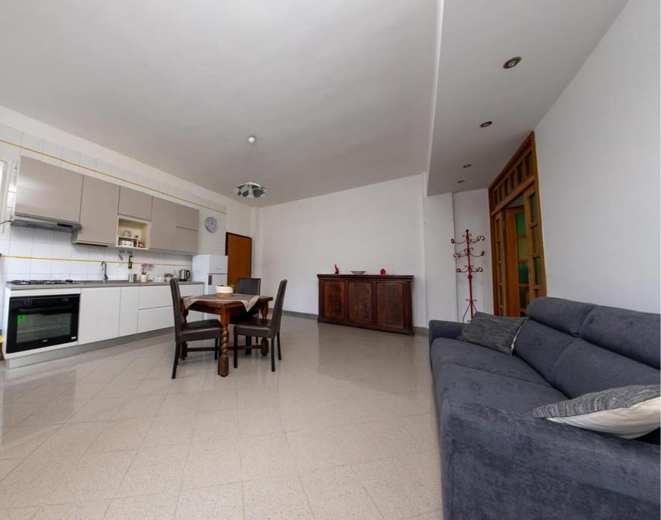 Kitchen or kitchenette, Living room, Seating area, Dining area, oven, stove