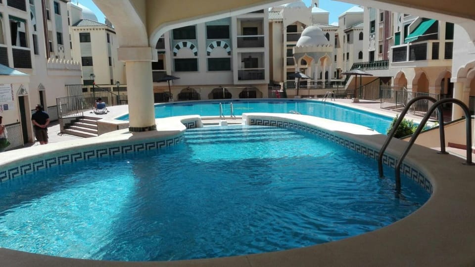 Property building, Swimming pool, sunbed