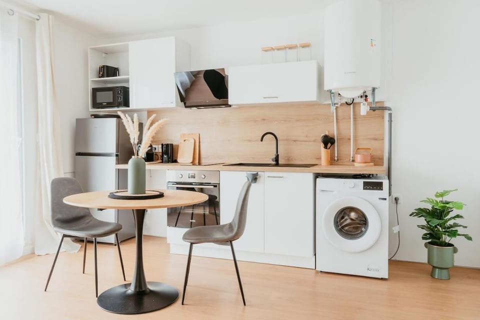 Coffee/tea facilities, Seating area, Dining area, furniture, heating, internet, microwave, oven, storage, stove, kitchen