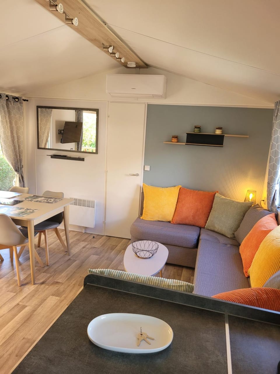 TV and multimedia, Seating area, heating, air conditioner