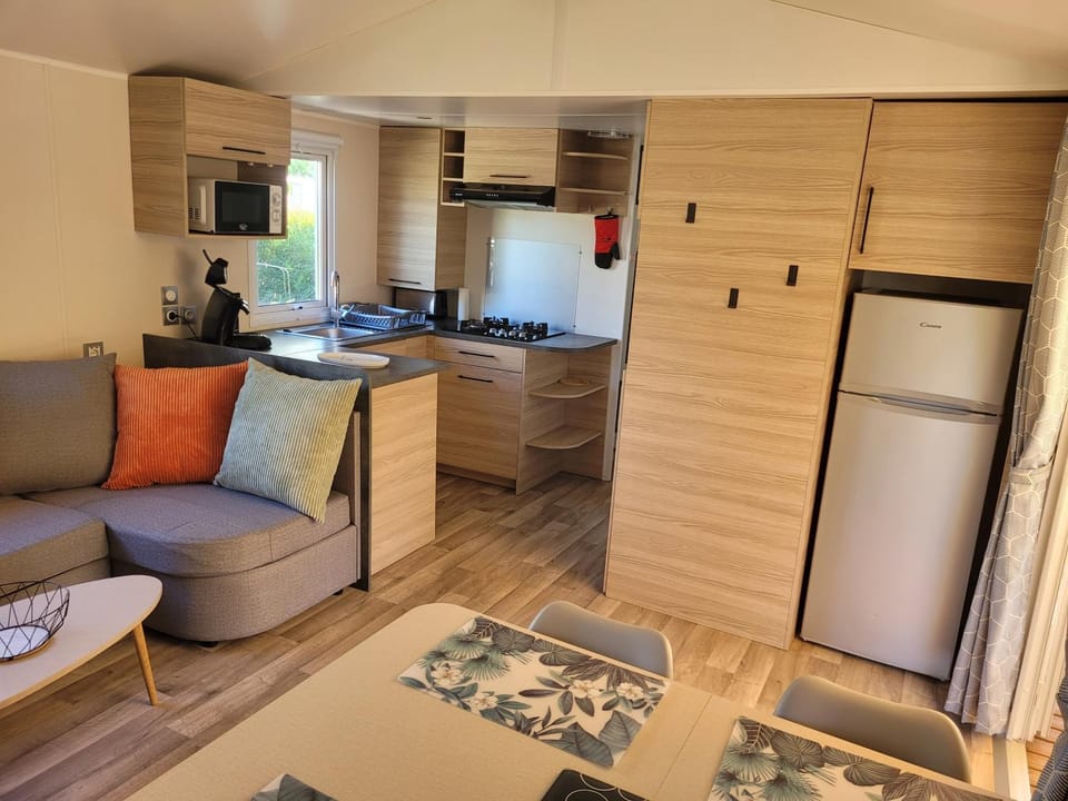 Kitchen or kitchenette, Photo of the whole room, Dining area, washing machine