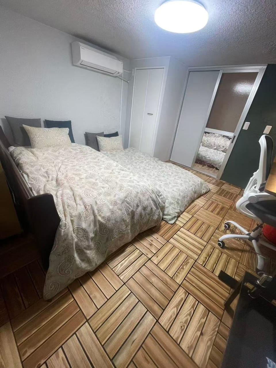 Bed, Photo of the whole room, Bedroom