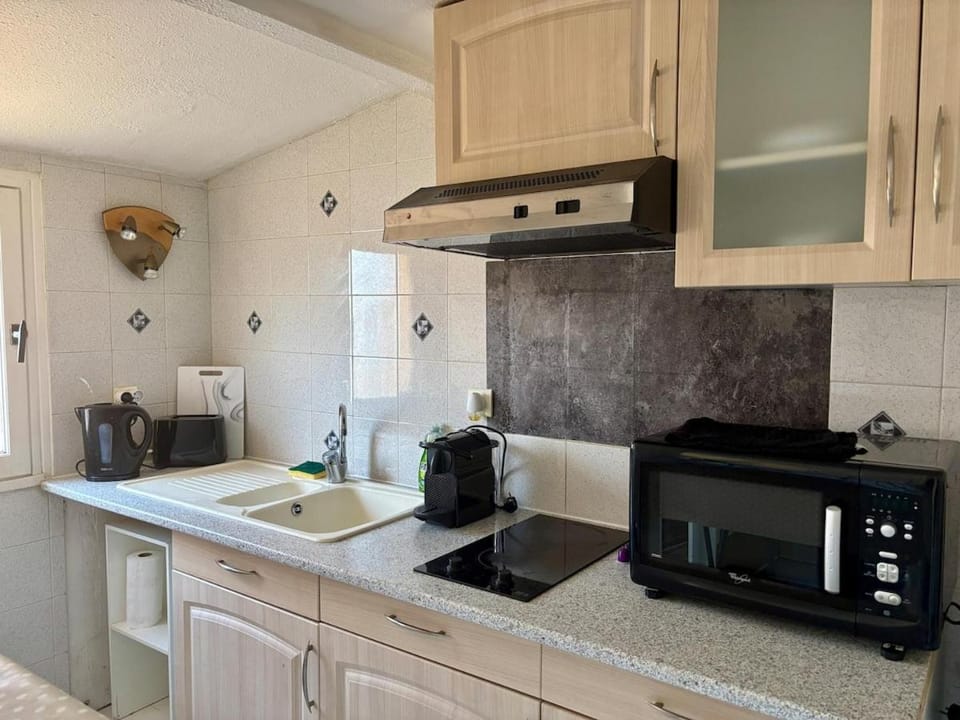 Coffee/tea facilities, Kitchen or kitchenette, stove, toaster