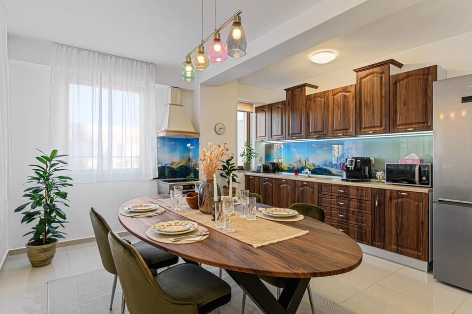 Kitchen or kitchenette, Dining area
