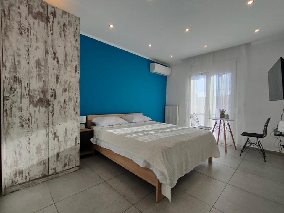 Bed, TV and multimedia, Photo of the whole room, Bedroom