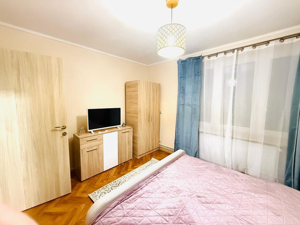 Bed, TV and multimedia, Bedroom, wardrobe