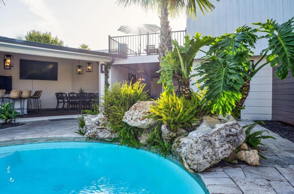 Modern Home with Pool & Hot Tub - Near Beach Villa in Sunnyside