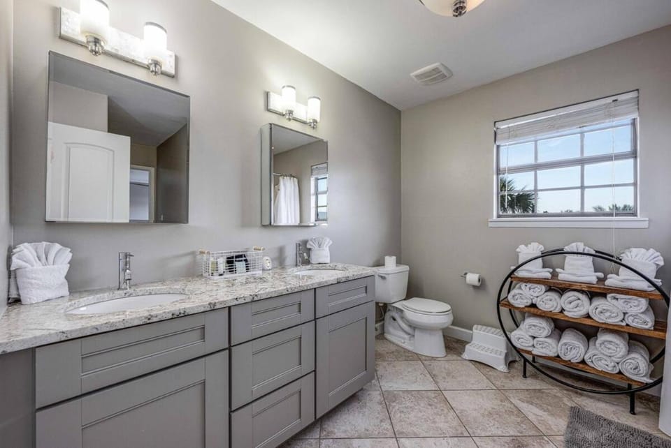 Modern Home with Pool & Hot Tub - Near Beach Villa in Sunnyside