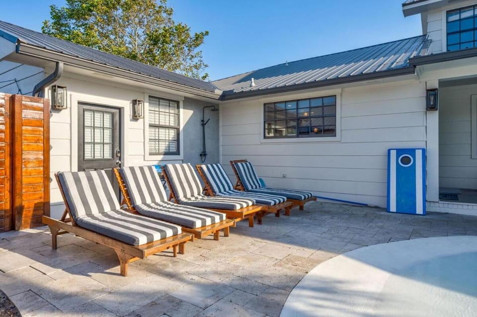 Modern Home with Pool & Hot Tub - Near Beach Villa in Sunnyside