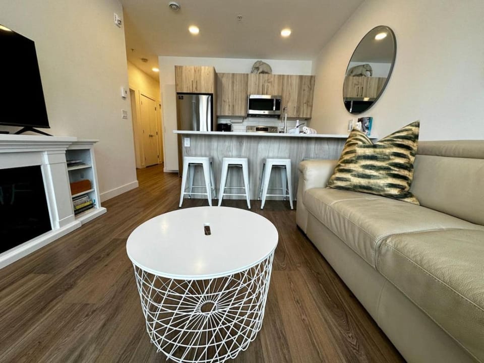 Kitchen or kitchenette, Living room, Seating area, Dining area, stove
