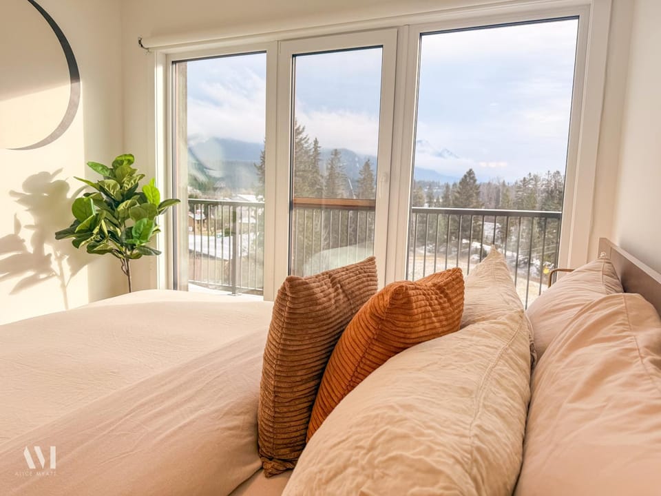 Oso Skyview Suite - DT modern 2 bed, 2 bath Apartment in Golden