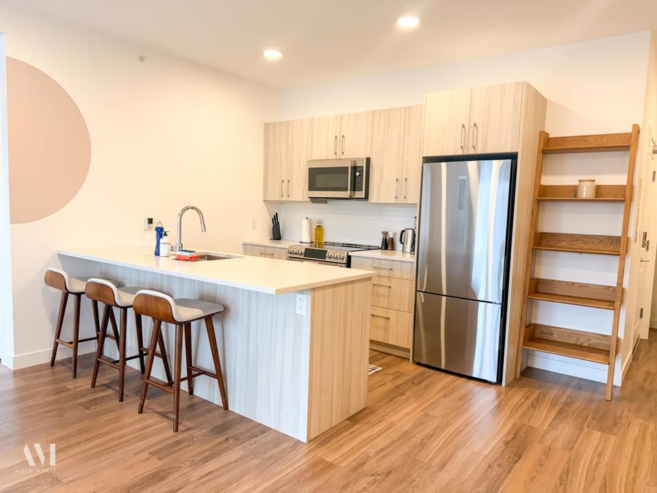 Oso Skyview Suite - DT modern 2 bed, 2 bath Apartment in Golden