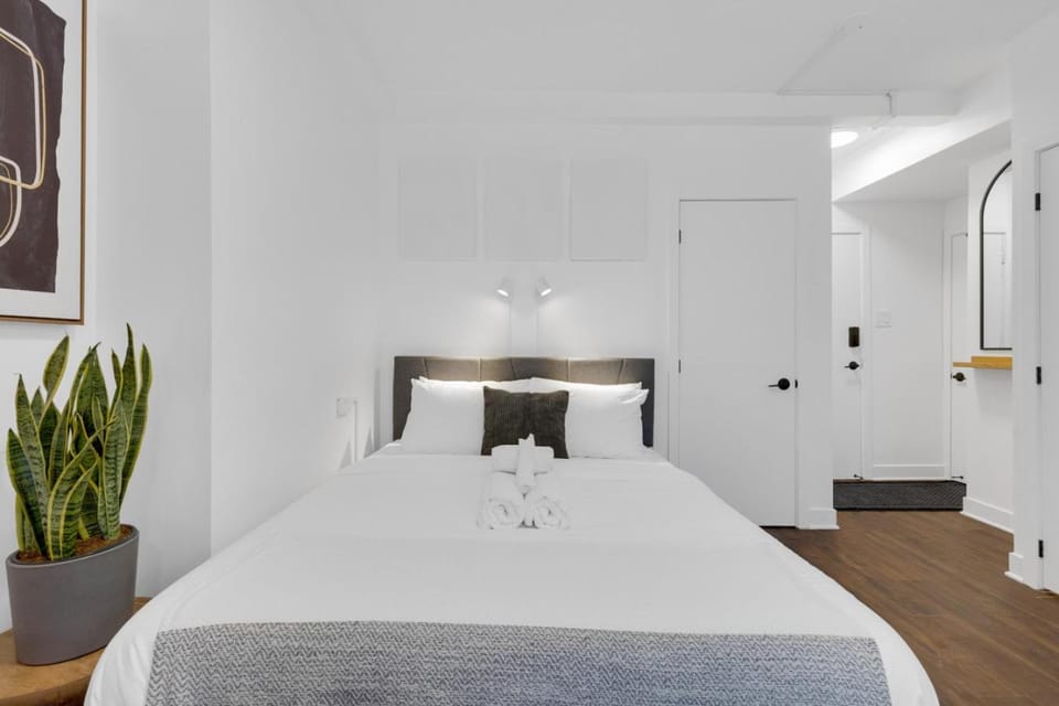 The Sherbrooke Suite 105 Apartment in Montreal