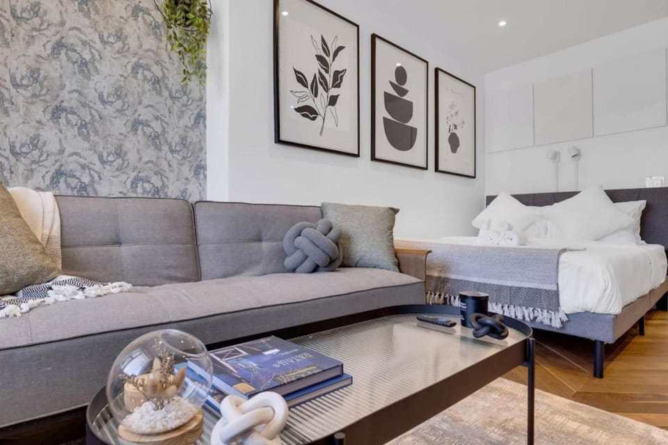 The Speakeasy Suite 502 With Parking Apartment in Montreal