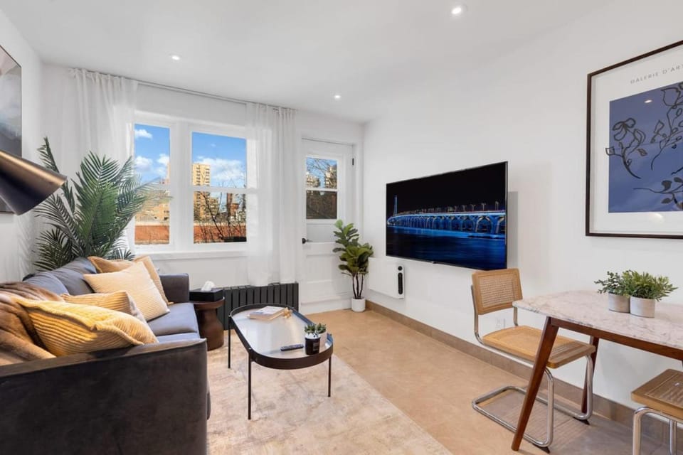 The Speakeasy Suite 501 With Parking Apartment in Montreal