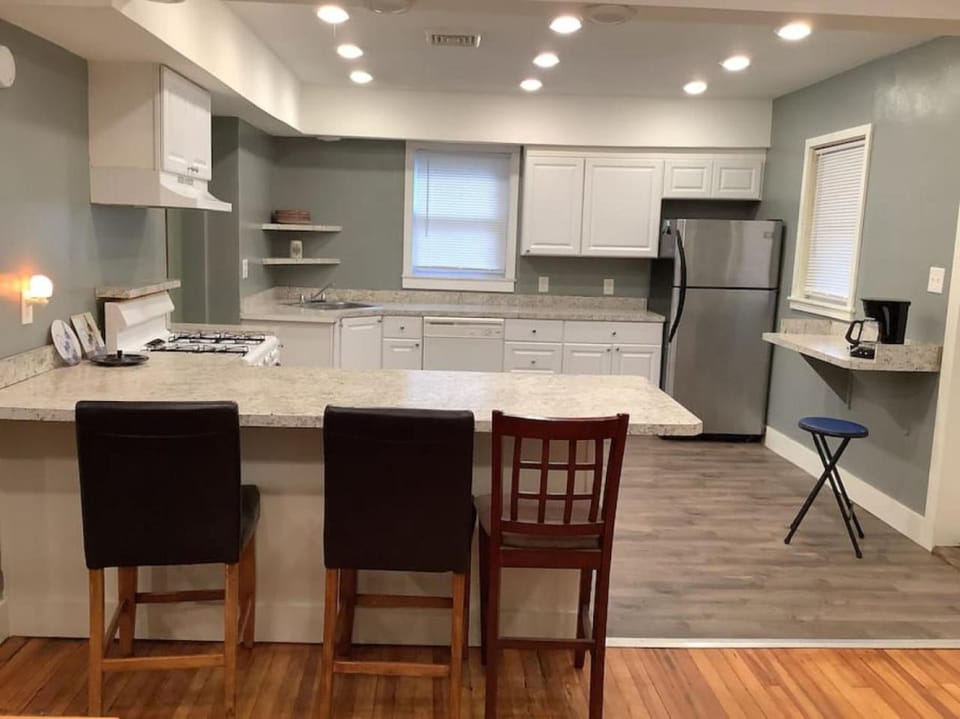 Kitchen or kitchenette, Dining area, dishwasher, oven, toaster